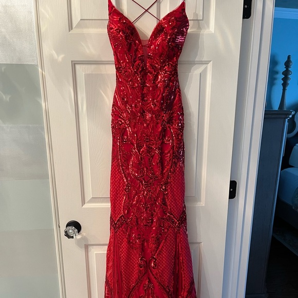 Gorgeous Amarra red sequin evening gown in size 4 - Picture 8 of 15